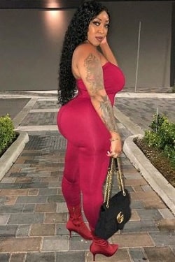 A picture of Keyara Stone flaunting her huge buttocks.